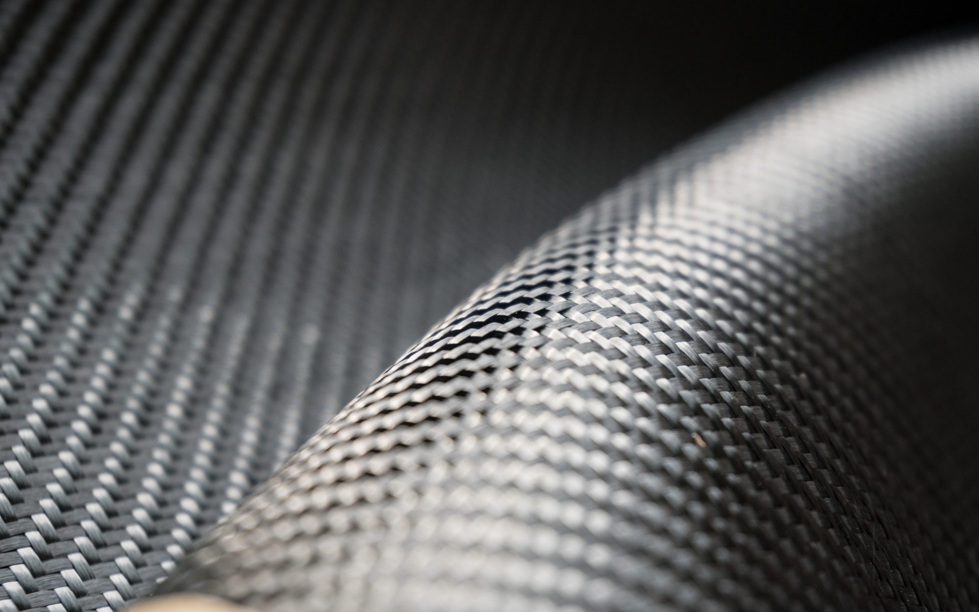 Carbon Fiber e materiali compositi: perché la leggerezza è diventata una tecnologia industriale